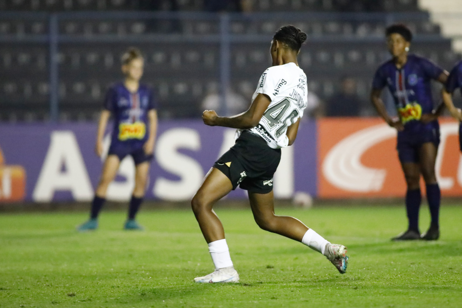 Jhonson comemora gol marcado na vitria do Corinthians por 11 a 0 sobre o Realidade Jovem