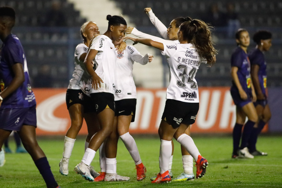 Jhonson e Gabi Medeiros comemoram gol do Corinthians sobre o Realidade Jovem