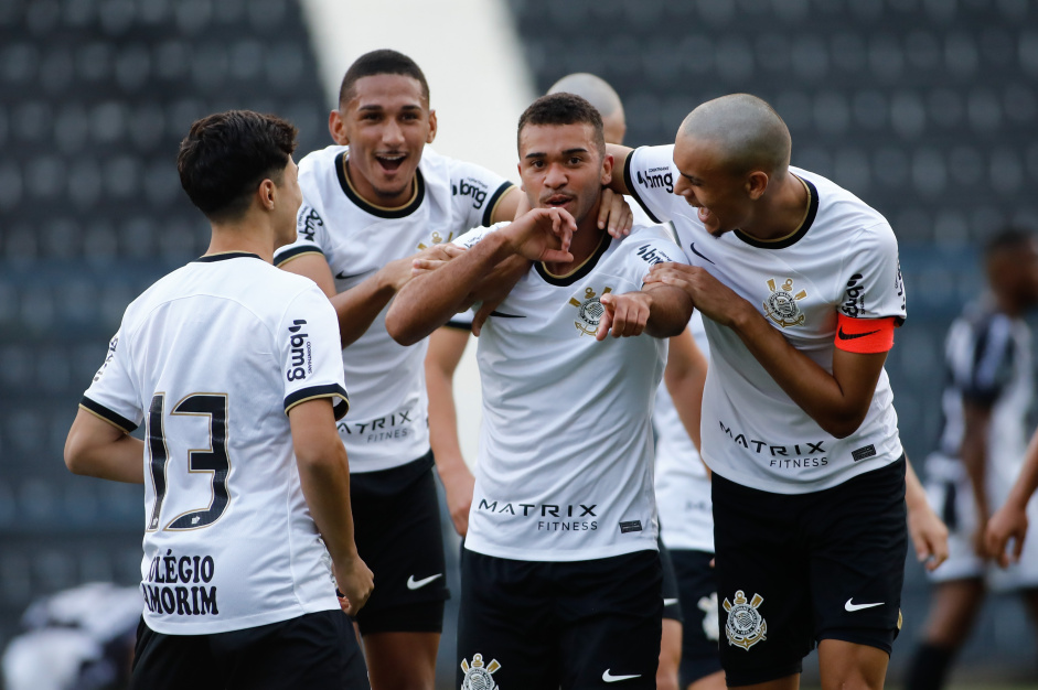 Renato, Thomas Lisboa e Joo Pedro comemorando o gol do Corinthians