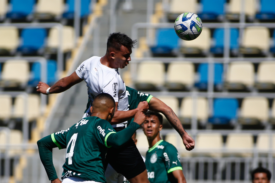 Giovane na disputa da bola no duelo contra o Palmeiras