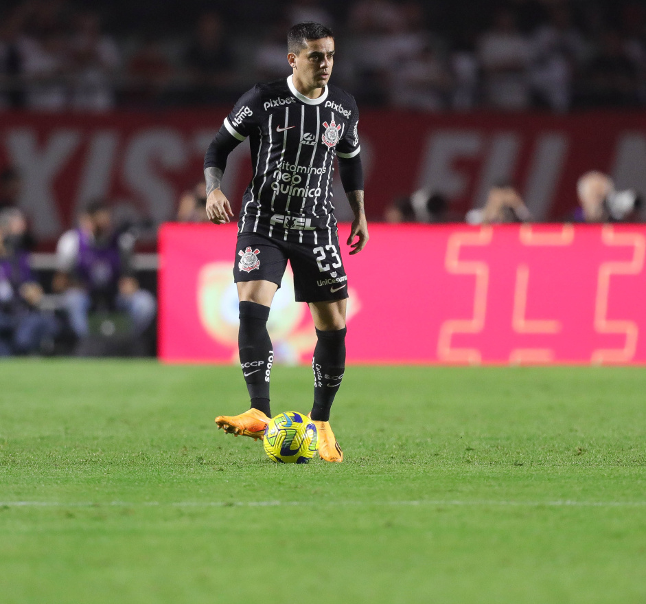 Fagner com a bola durante a partida entre So Paulo e Corinthians, no Morumbi, pela Copa do Brasil