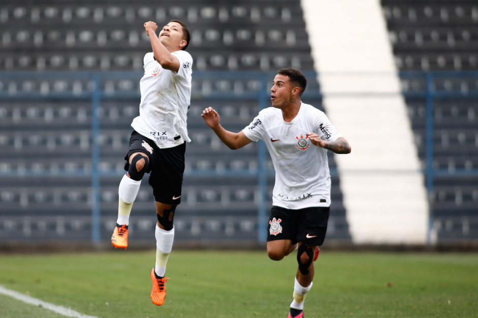 Higor e Pedrinho comemorando gol contra o So Caetano