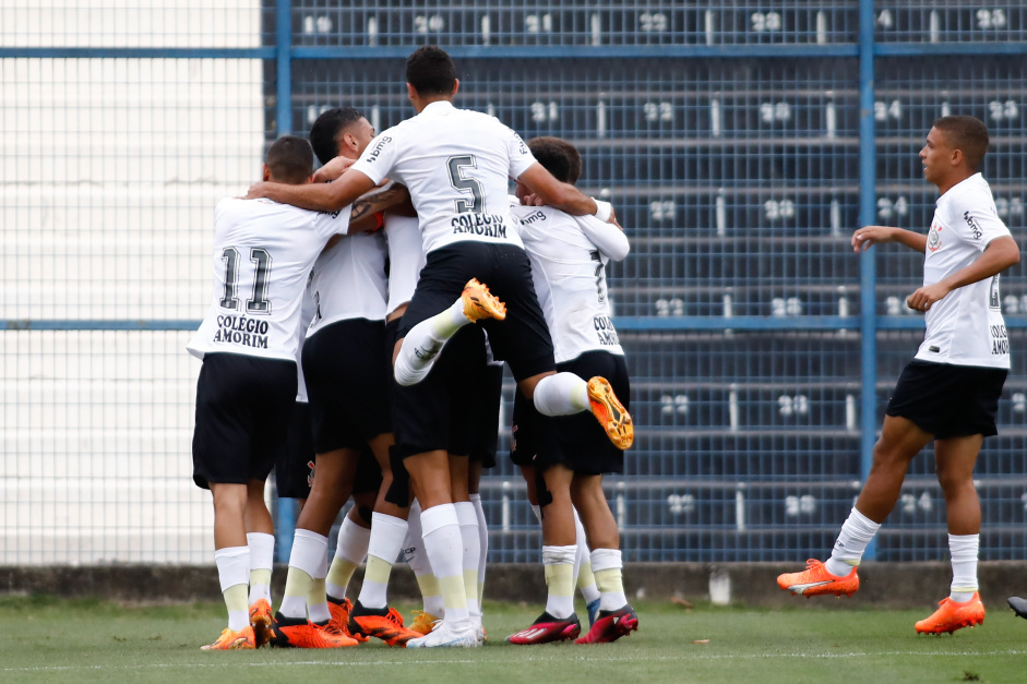 Jogadores do Corinthians se abraam aps gol contra o So Caetano