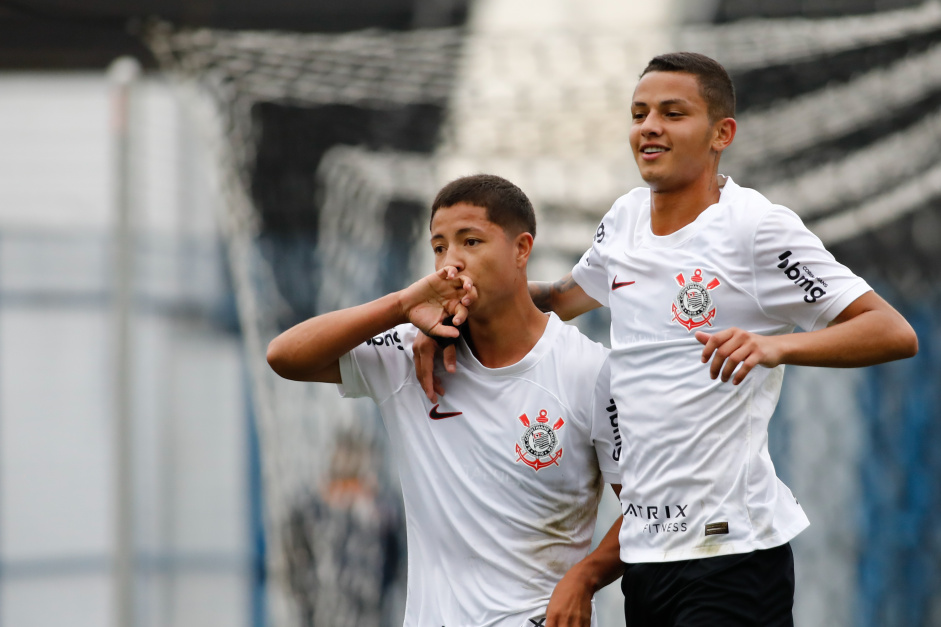 Kayke abraando Pedrinho no jogo contra o So Caetano pelo Paulista Sub-20