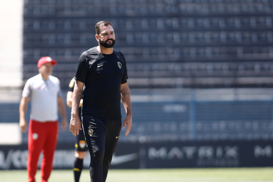 Danilo preocupado com o jogo do Corinthians contra a Portuguesa