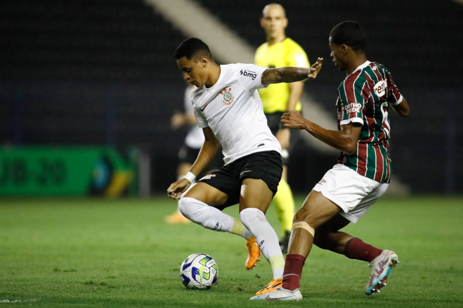 Arthur Sousa indo para o enfrentamento contra jogador do Fluminense