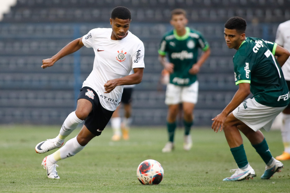 Matheus Patolino driblando a bola no gramado da Fazendinha contra o Palmeiras
