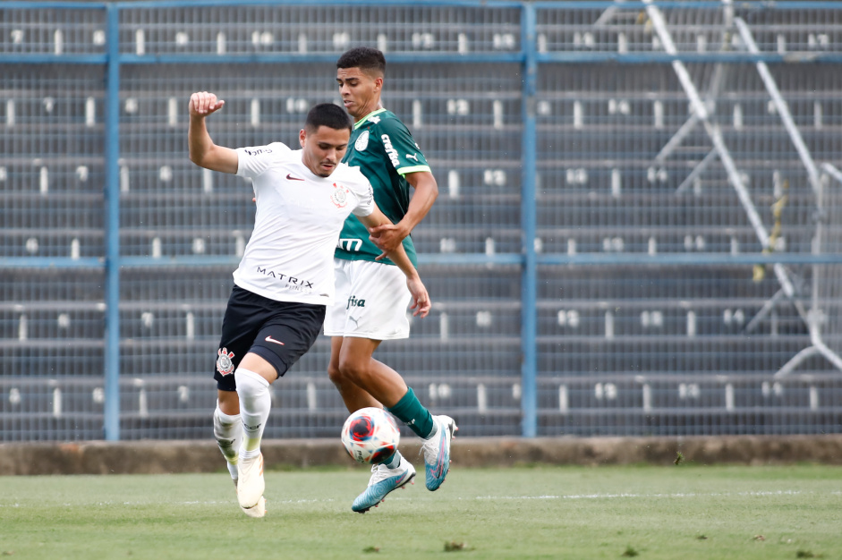 Thomas Agustin disputando a bola contra o Palmeiras
