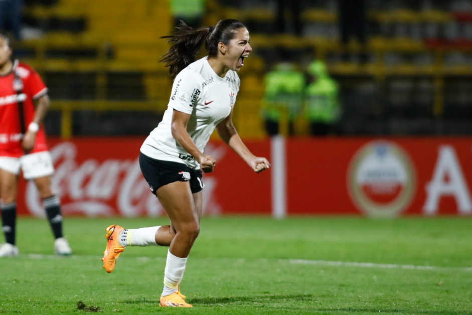 Millene comemorando gol na estreia da Libertadores Feminina