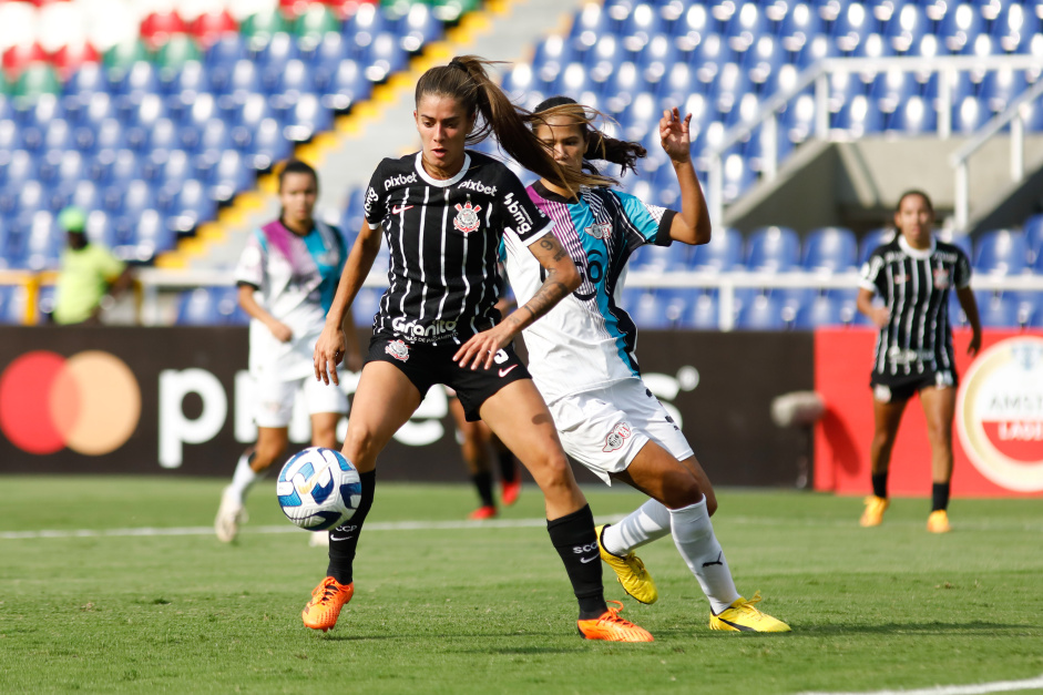 Jheniffer no jogo entre Corinthians e Libertad-Limpeo