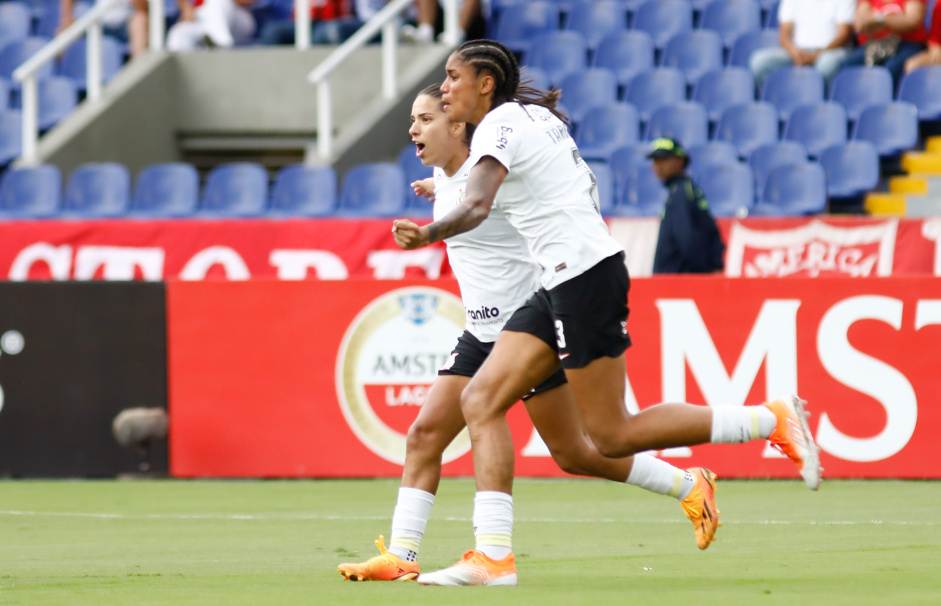 Millene e Tarciane em comemorao do gol marcado contra o Amrica de Cali