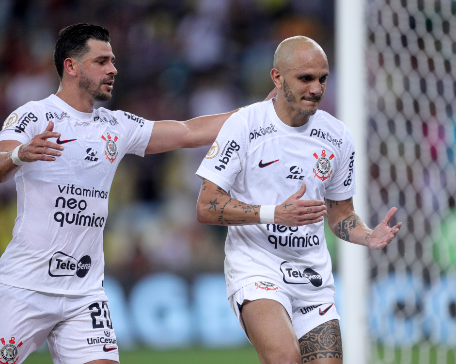 Fbio Santos e Giuliano comemorando gol contra o Fluminense, pelo Brasileiro
