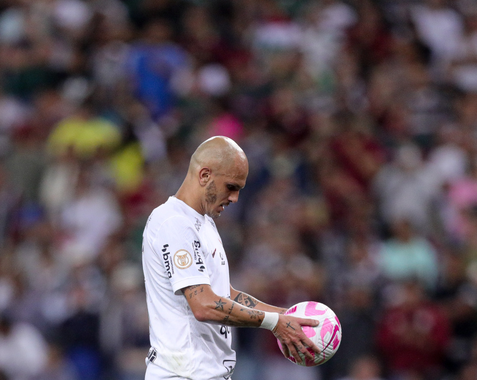 Fbio Santos segurando a bola para converter pnalti no Maracan