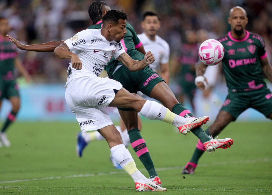 Ruan tentando chute em cima da zaga do Fluminense no Maracan