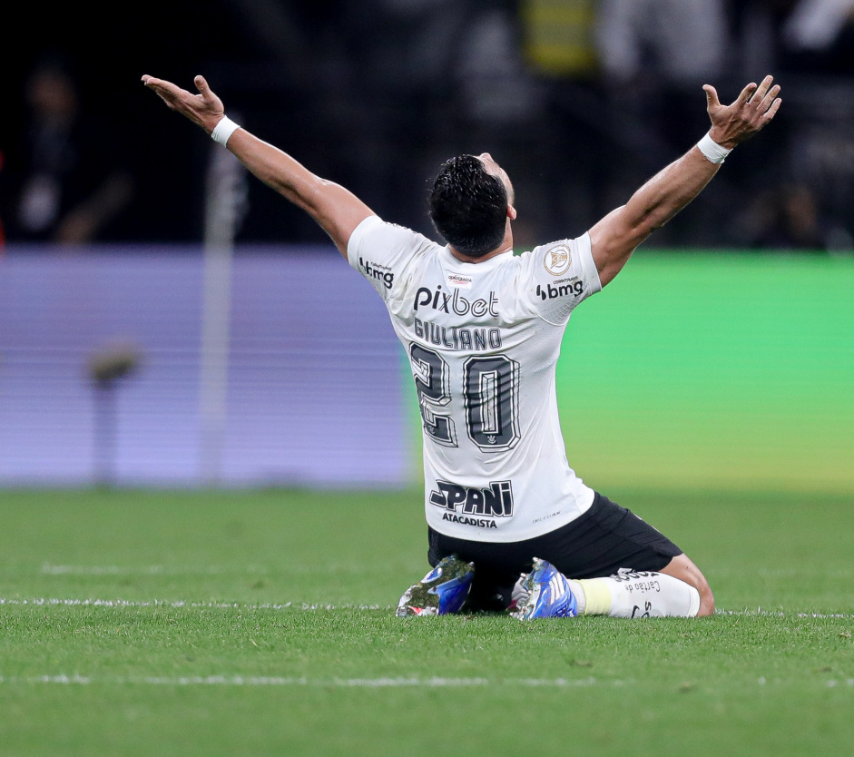 Giuliano celebra gol de empate do Corinthians contra o Amrica-MG