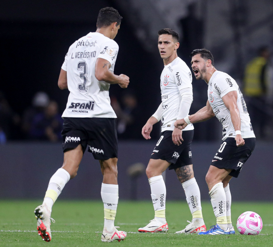 Verssimo, Rojas e Giuliano comemoram gol de empate do Corinthians contra o Amrica-MG