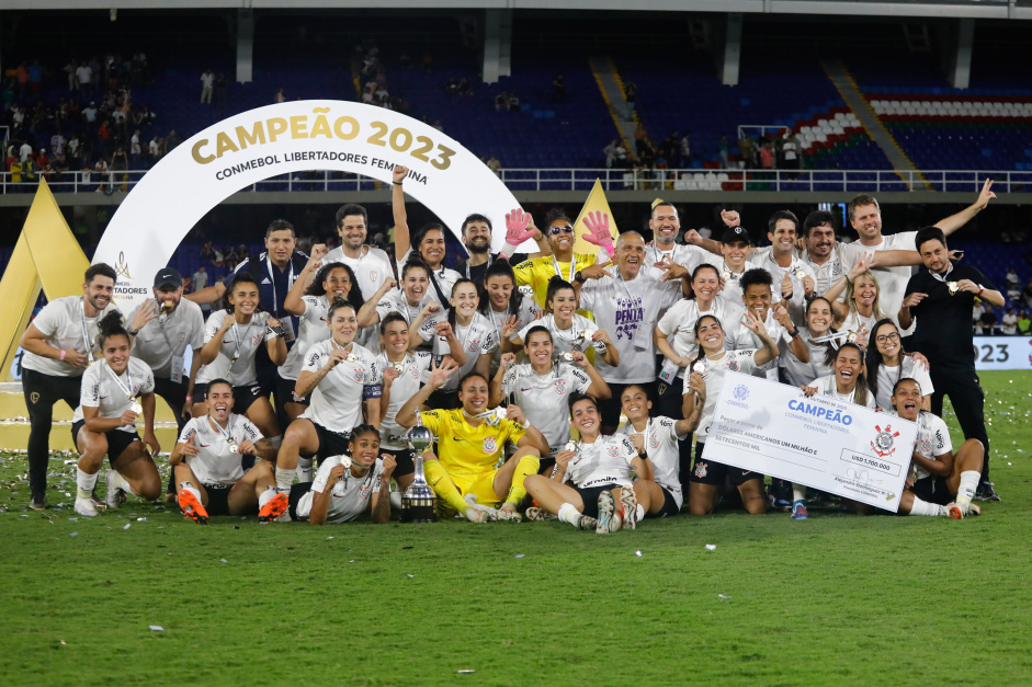 Delegao do Corinthians posando para foto de campeo da Libertadores Feminina