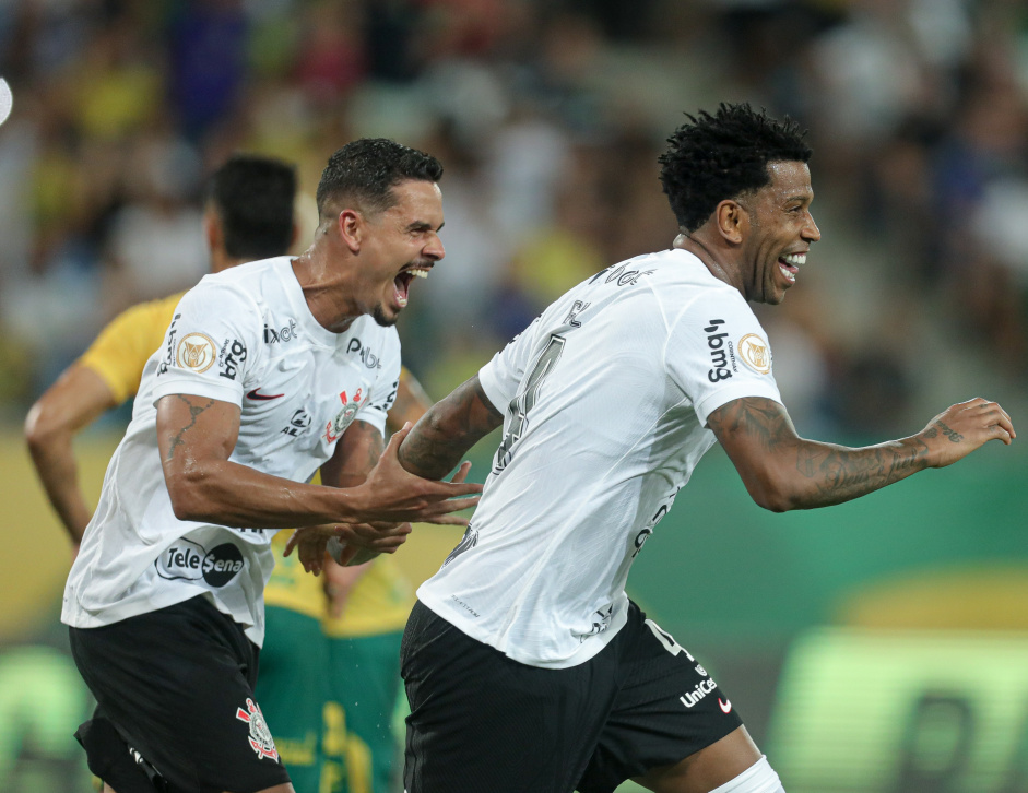 Lucas Verssimo e Gil comemorando o gol marcado contra o Cuiab