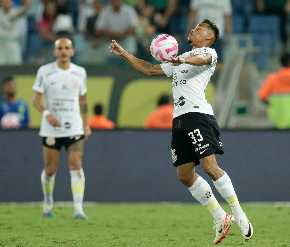 Ruan Oliveira dominando a bola durante jogo na Arena Pantanal