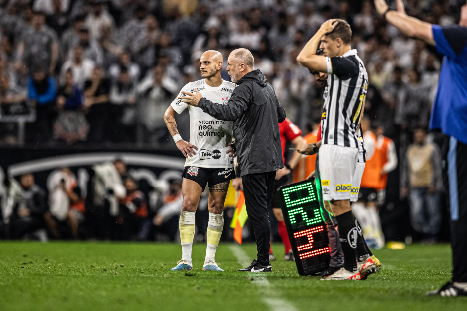 Fbio Santos conversando com Mano Menezes na beira do campo no jogo entre Corinthians e Santos