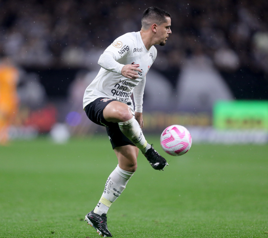 Fagner dominando bola no jogo entre Corinthians e Santos