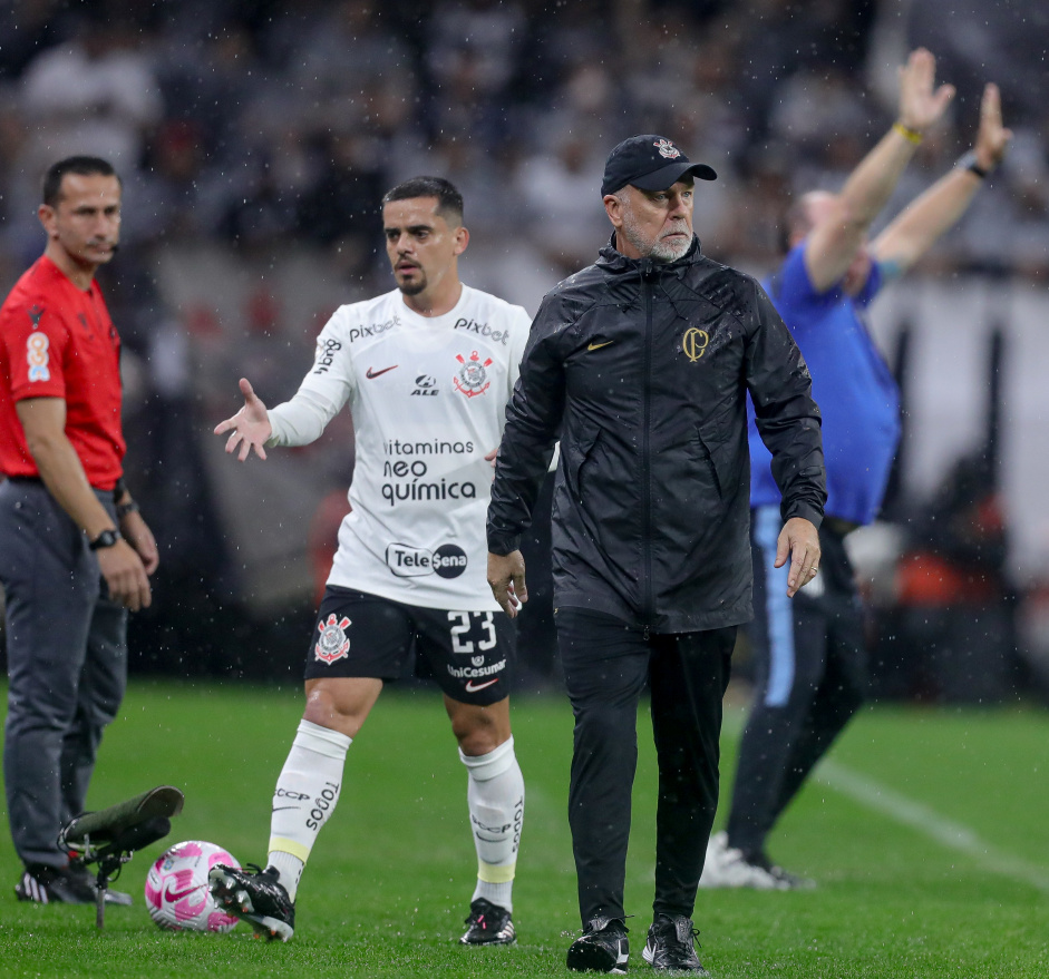 Fagner e Mano Menezes no jogo entre Corinthians e Santos
