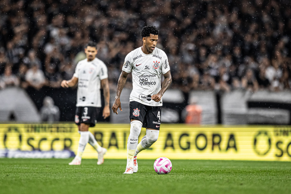 Gil com a bola no jogo entre Corinthians e Santos