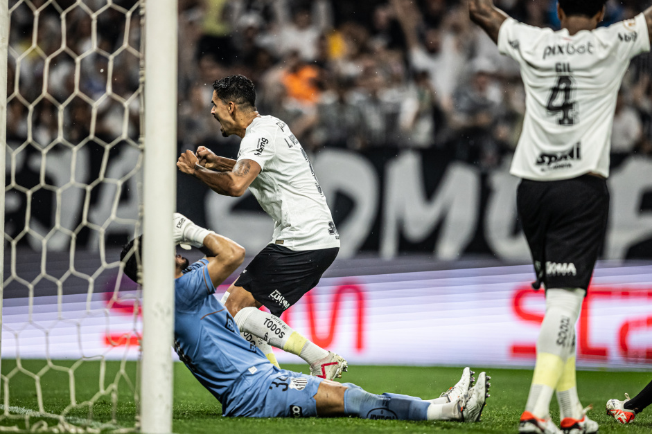 Lucas Verssimo e Gil comemorando gol do Corinthians