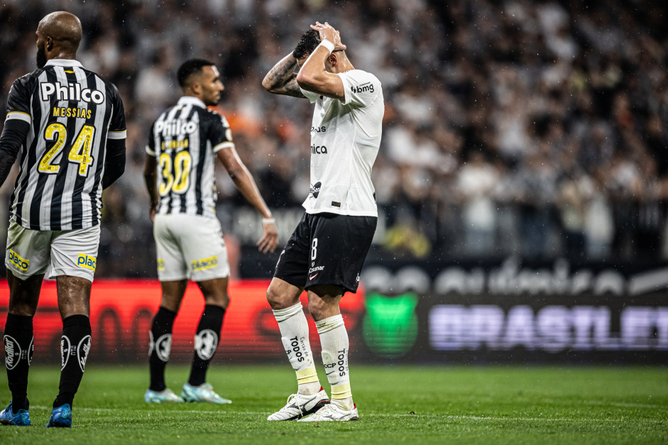 Renato Augusto lamentando chance perdida no jogo entre Corinthians e Santos