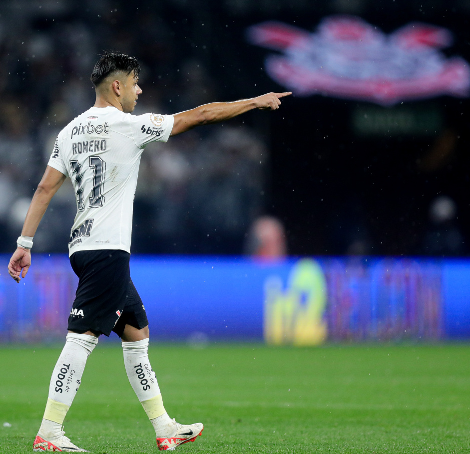 Romero apontando no jogo entre Corinthians e Santos