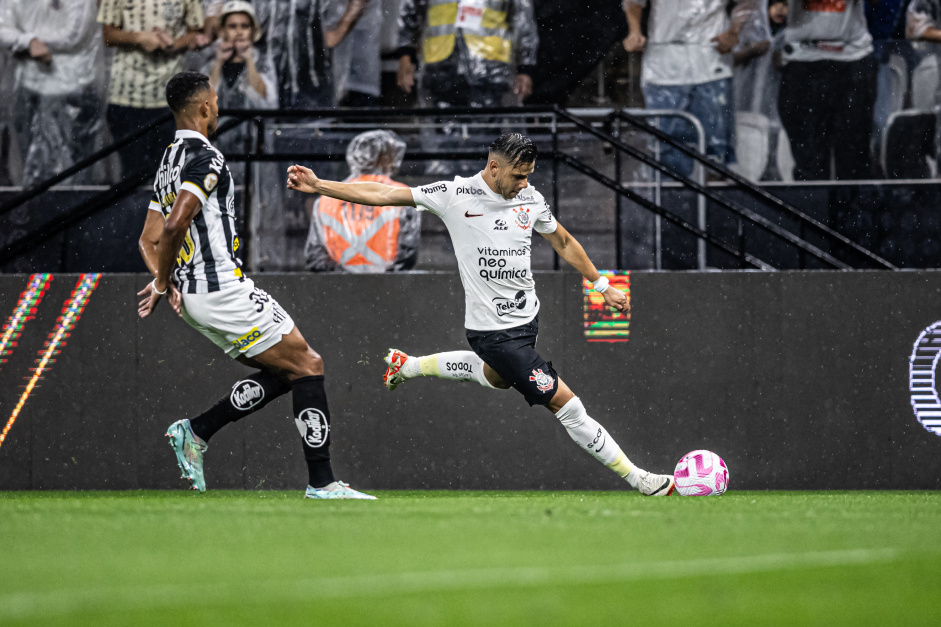 Romero preparando cruzamento no jogo entre Corinthians e Santos