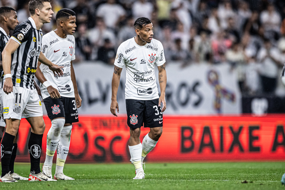 Wesley e Ruan Oliveira no jogo entre Corinthians e Santos