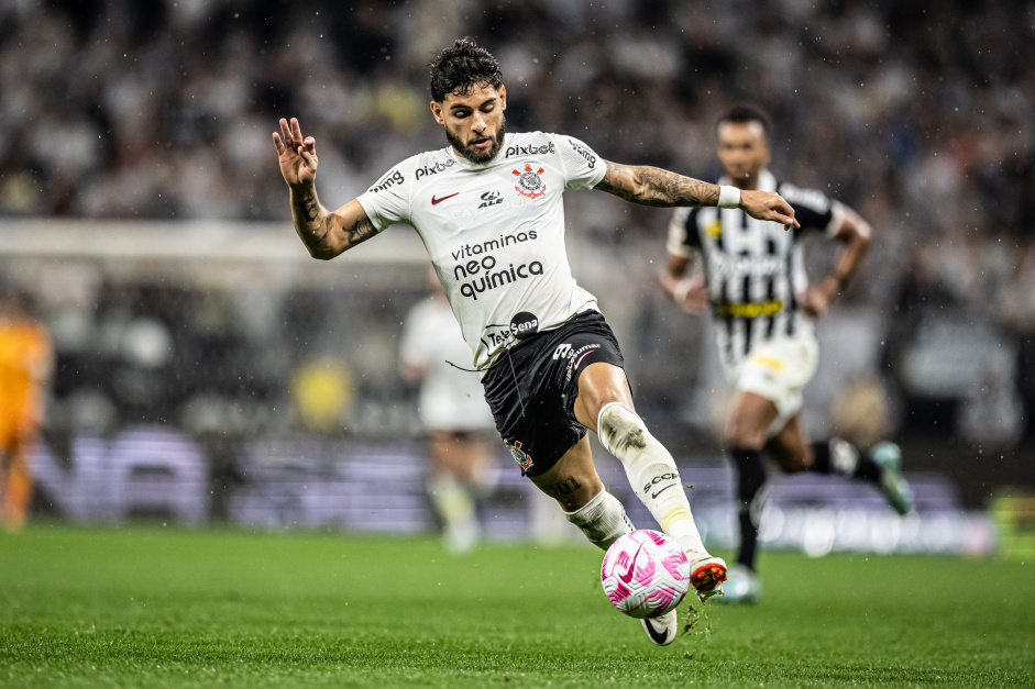 Yuri Alberto conduzindo a bola no jogo entre Corinthians e Santos