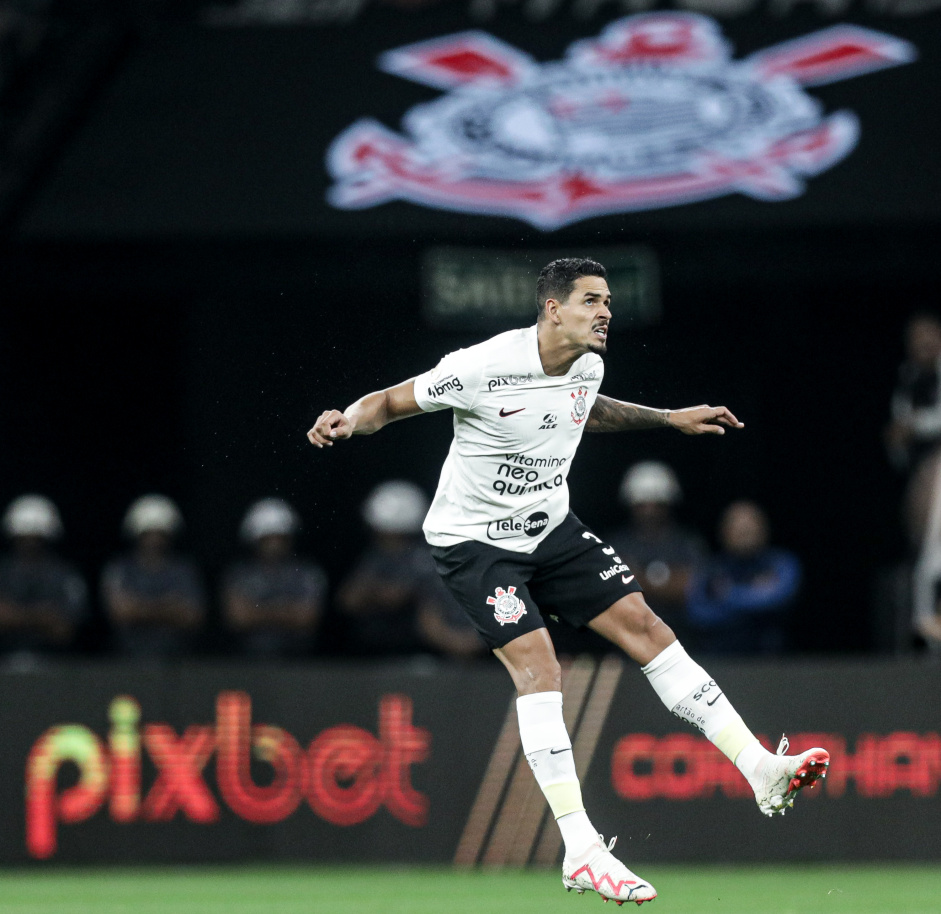 Lucas Verssimo realiza corte de cabea no jogo entre Corinthians e Athletico-PR