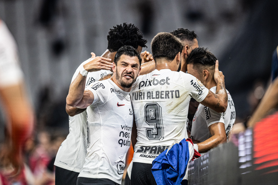 Jogadores do Corinthians comemorando gol contra o Atltico-MG