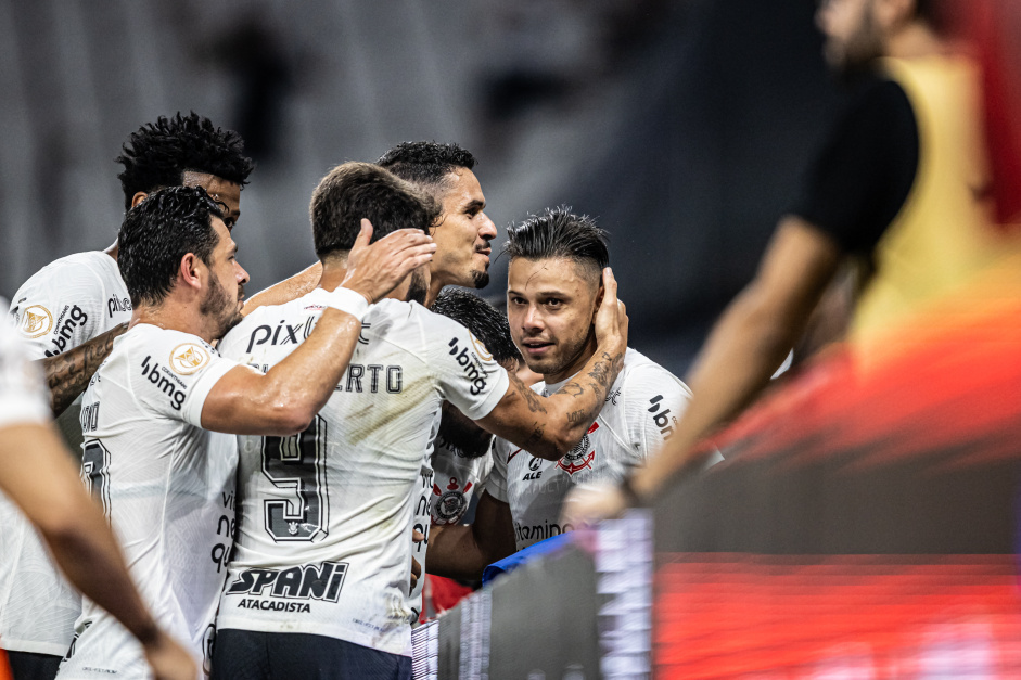 Jogadores do Corinthians se juntando a Romero na comemorao do gol contra o Atltico-MG