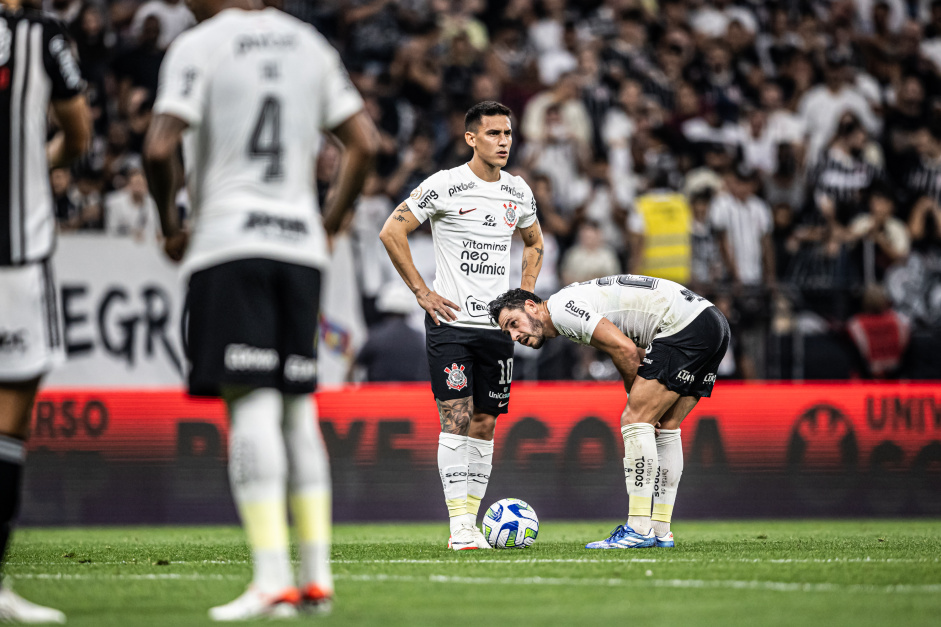 Matas Rojas e Giuliano durante jogo do Corinthians contra o Atltico-MG