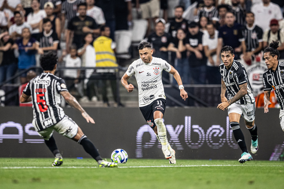 Romero conduzindo a bola durante jogo do Corinthians contra o Atltico-MG