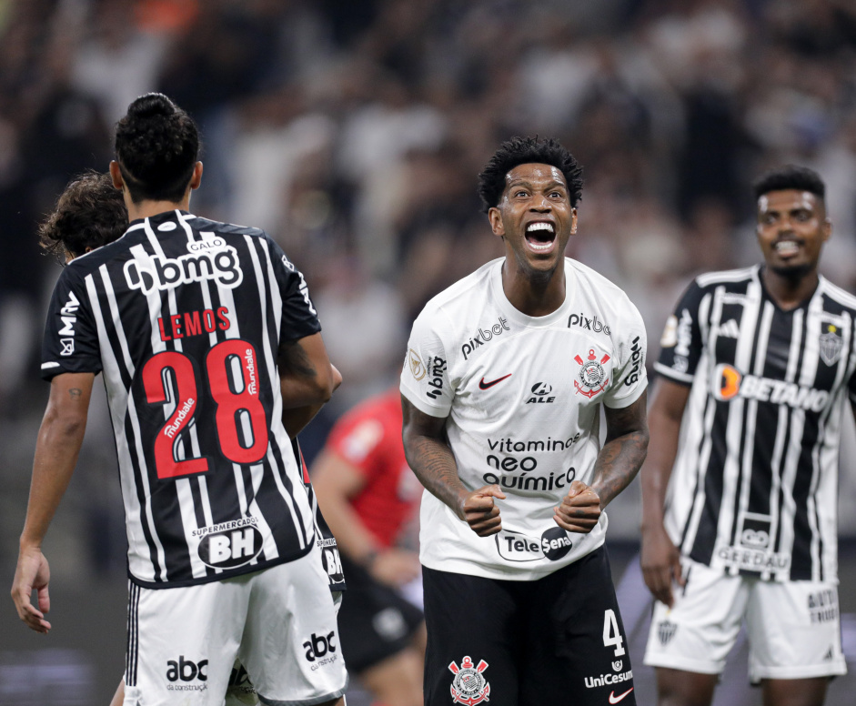 Gil festejando gol anotado pelo Corinthians contra o Atltico-MG