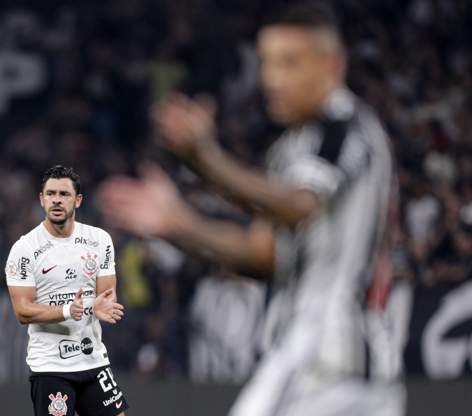 Giuliano animando o time do Corinthians durante partida contra o Atltico-MG
