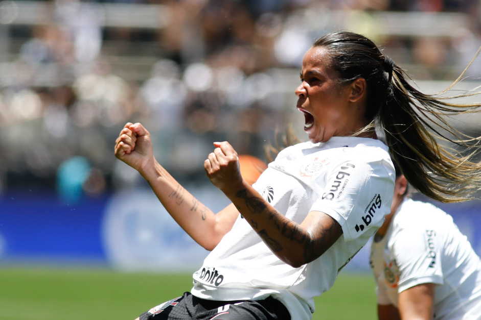 Vic Albuquerque gritando durante celebrao de gol contra o Palmeiras