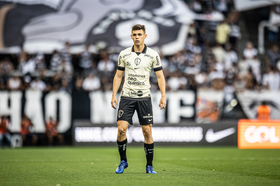 Gabriel Moscardo fechou o contrato com o PSG, mas ainda fica no Corinthians at o meio do ano