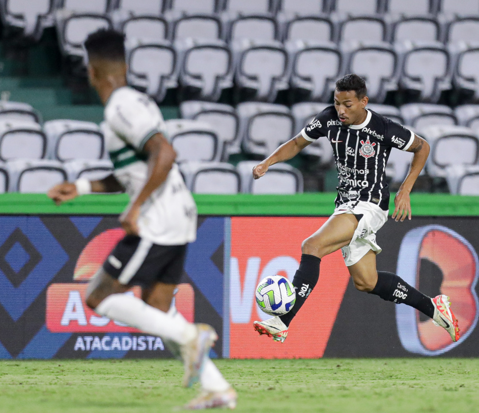 Ruan Oliveira dominando a bola enquanto enfrenta o Coritiba