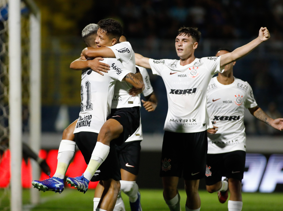Kayke, Pedrinho e Breno Bidon comemoram gol do Corinthians