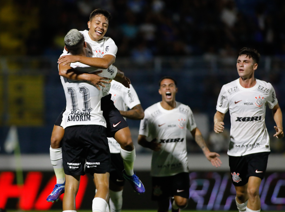 Kayke, Pedrinho e Breno Bidon durante comemorao de gol