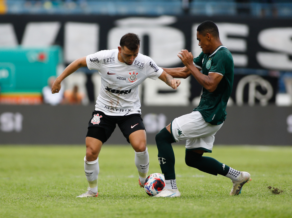 Ryan em disputa de bola contra o Guarani na Copinha