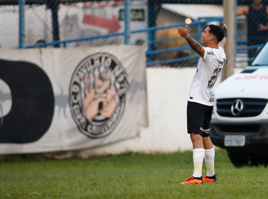 Higor comemorando o gol marcado na frente da torcida do Corinthians