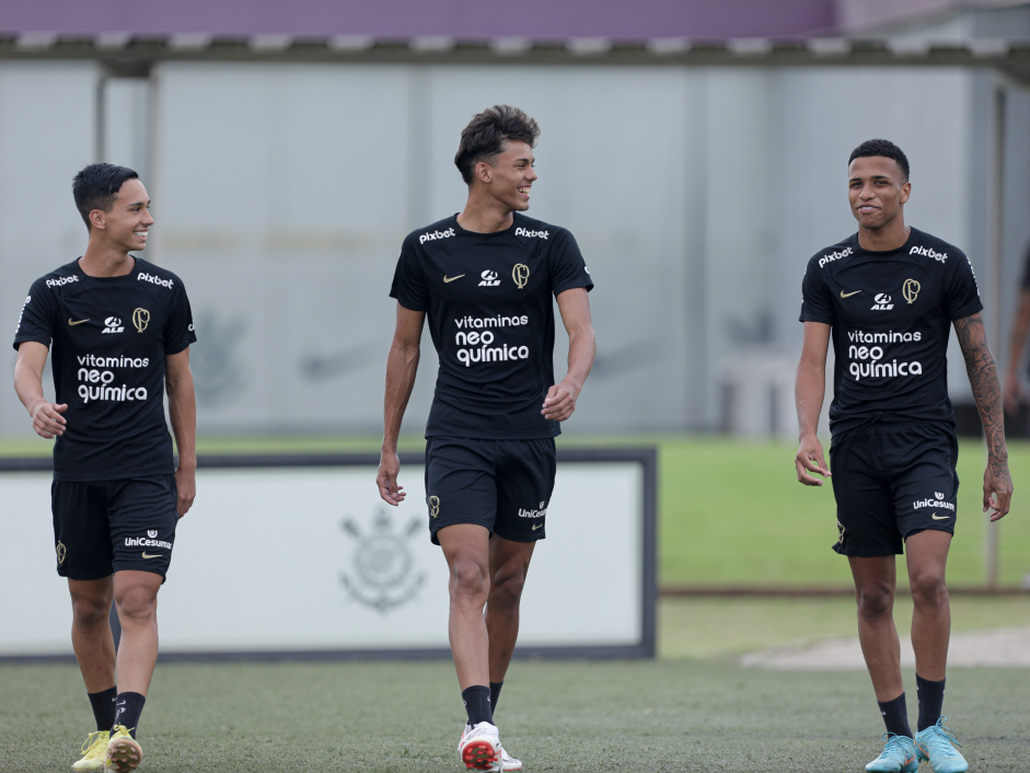 Pellegrin, Rafael Venncio e Yago durante treino do Corinthians no CT Joaquim Grava