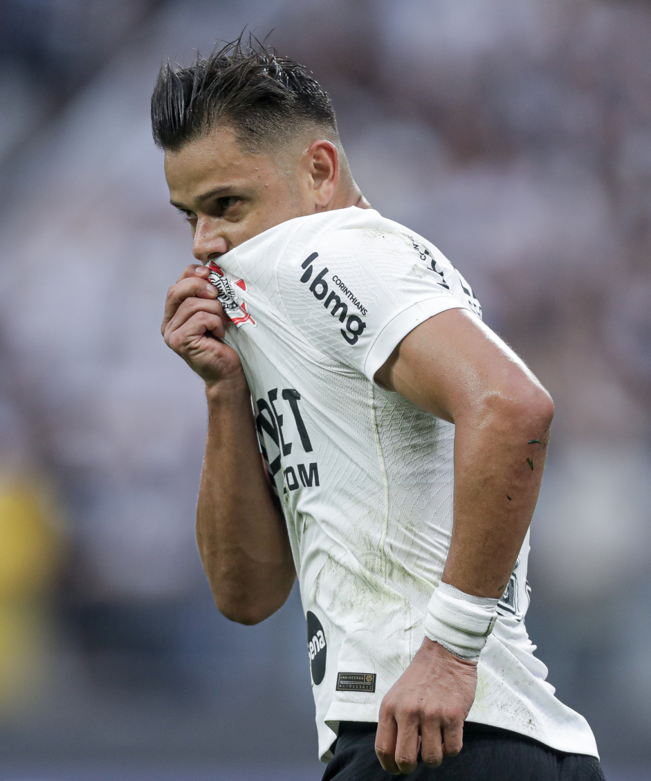 Romero beijando escudo do Corinthians