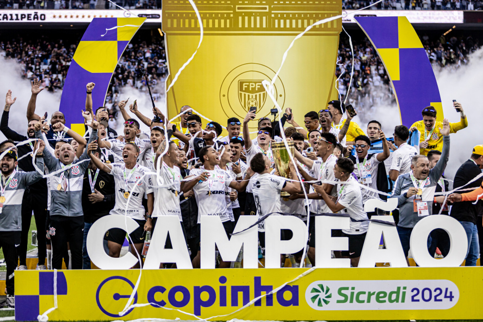 Corinthians Sub-20 erguendo a taa da Copinha